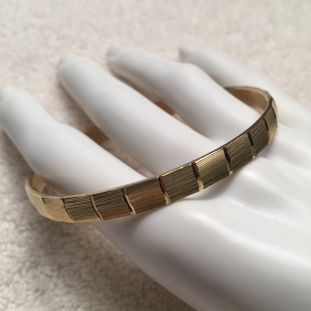 Vintage 1980s Gold Tone Bangle Bracelet – Anti-Tarnish